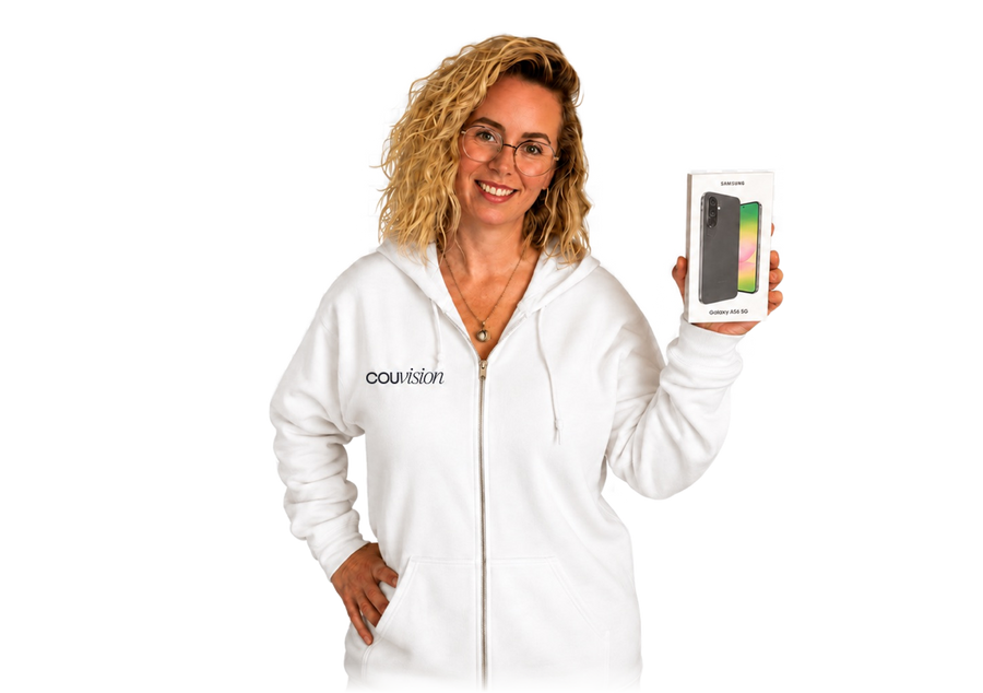 Medewerker van Couvision met een Samsung Galaxy in de hand